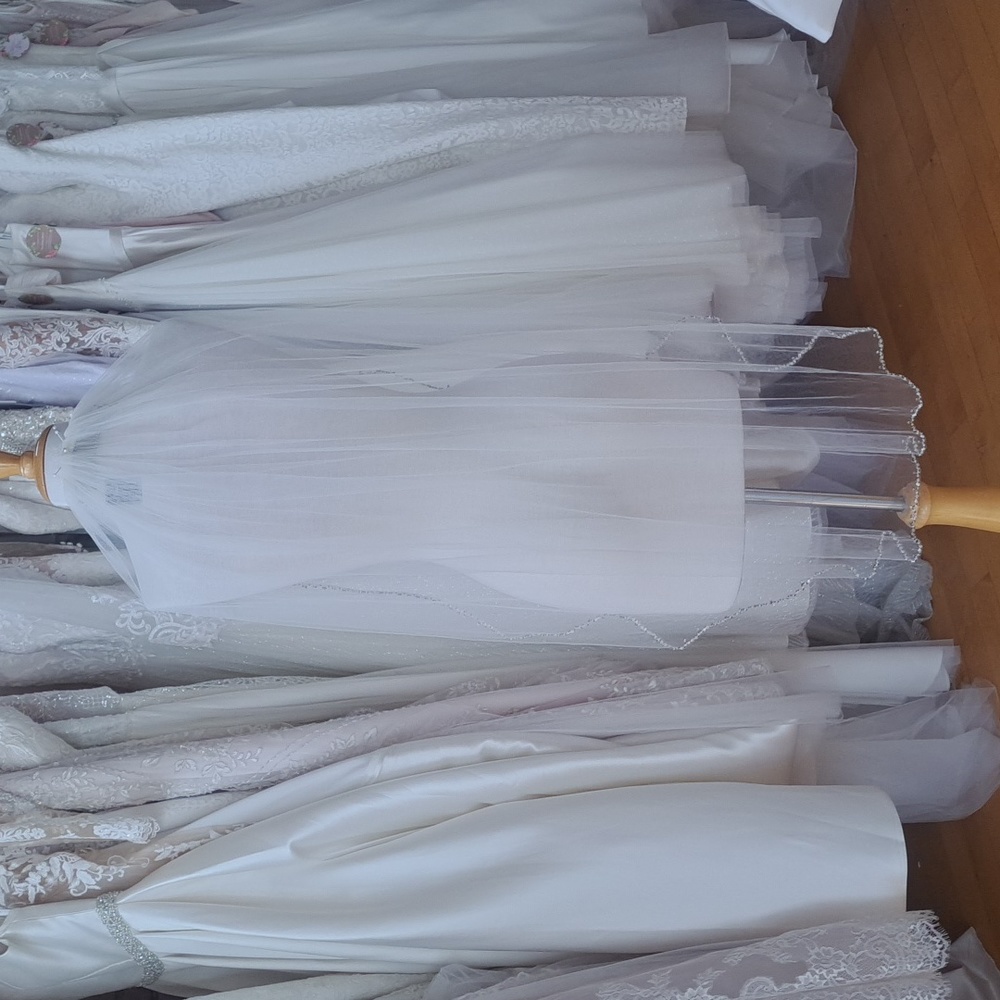 Beaded edge veil